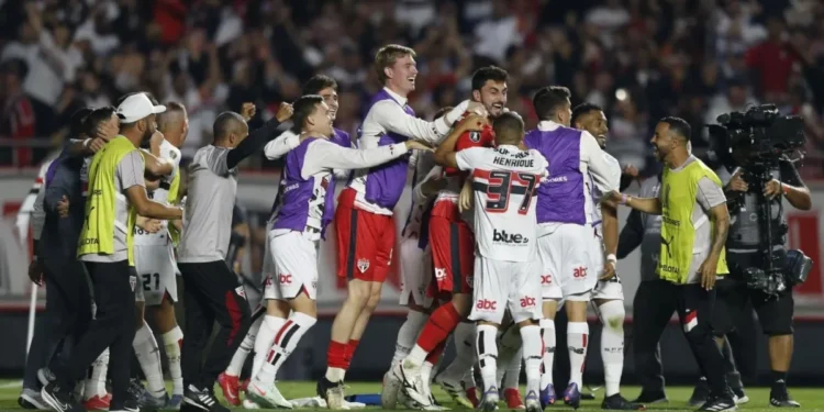 Jogadores do São Paulo comemoram a classificação nos pênaltis sobre o Atlético Nacional • Miguel Schincariol/Getty Images