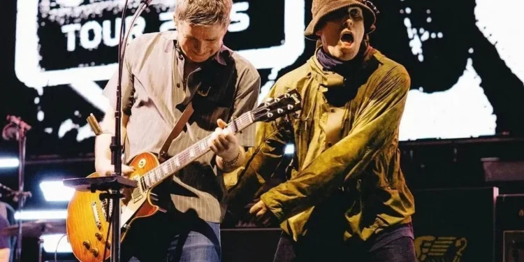 Liam e Noel Gallagher em show em Wembley no Reino Unido • Reprodução/Instagram