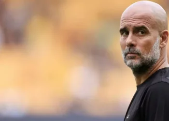Pep Guardiola na estreia do Manchester City na Premier League 25/26 — Foto: Simon Stacpoole/Offside/Offside via Getty Images