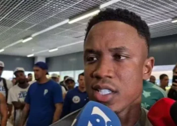 Sinisterra chega a Belo Horizonte para assinar com o Cruzeiro — Foto: Danny Paiva/Tv Globo