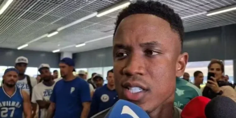 Sinisterra chega a Belo Horizonte para assinar com o Cruzeiro — Foto: Danny Paiva/Tv Globo