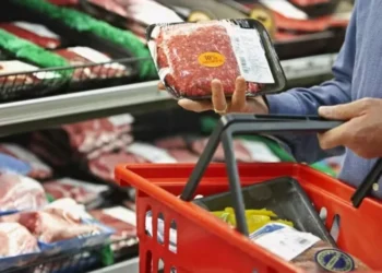 A queda foi puxada pelo menor preço do arroz, carne bovina, açúcar e feijão — Foto: Thinkstock