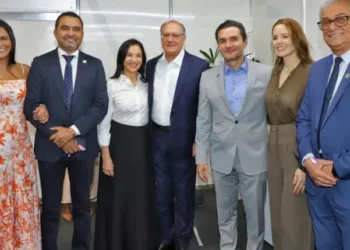 Governador Wanderlei Barbosa ao lado da primeira-dama, Karynne Sotero; do vice-presidente, Geraldo Alckmin e esposa; do ministro do Turismo, Celso Sabino e esposa; e o secretário da Setur, Hercy Filho, na abertura do Salão do Turismo - (Crédito foto: Antonio Gonçalves/Governo do Tocantins