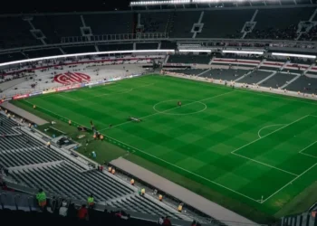 River Plate eliminou o Libertad, na noite desta quinta-feira (21), no Mâs Monumental, em Buenos Aires, na Argentina • @RiverPlate