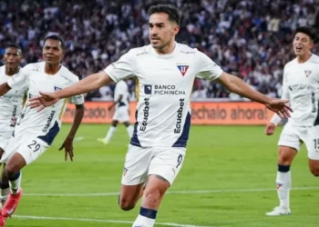 Lisandro Alzugaray comemorando seu gol pela LDU • Reprodução/X/@LDU_Oficial