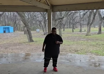 No seu canal do YouTube, ele ainda mostrou o processo de emagrecimento em um vídeo publicado em dezembro de 2024 • YouTube/Travis Henry