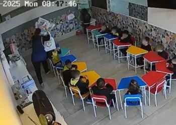 Professora agrediu criança com pilha de papel em escola do RS • Reprodução