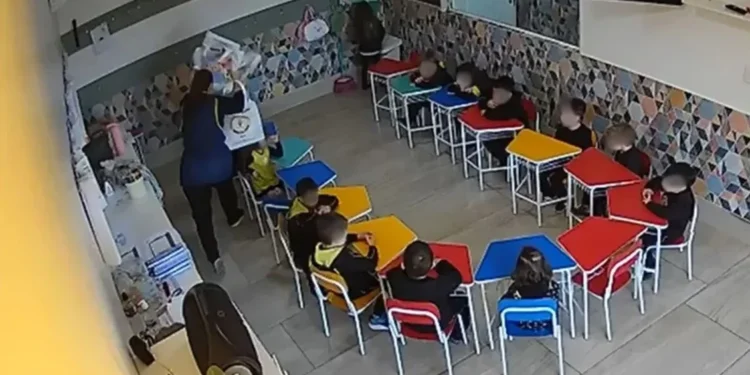 Professora que agrediu criança de 4 anos com pilha de livros é presa no RS