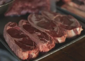 Reduzir ou cortar a carne vermelha pode trazer benefícios à saúde, mas exige planejamento nutricional para evitar deficiências. • Pexels