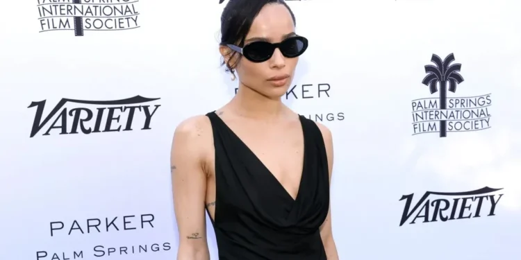 Fã brasileira flagra Zoë Kravitz acompanhada de estrela do pop
