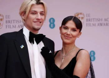 Millie Bobby Brown e Jake Bongiovi chegam à 75ª edição dos Prêmios da Academia Britânica de Cinema e Televisão (BAFTA), no Royal Albert Hall de Londres, Reino Unido  • 13/03/2024REUTERS/Henry Nicholls
