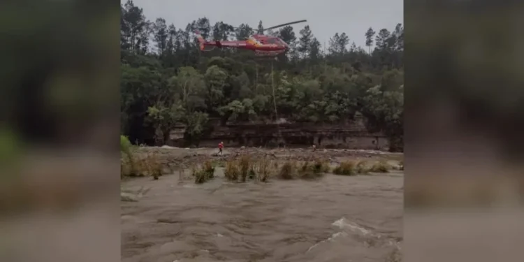 Resgate exigiu apoio de outras equipes da região, além de um helicóptero • Corpo de Bombeiros de Santa Catarina