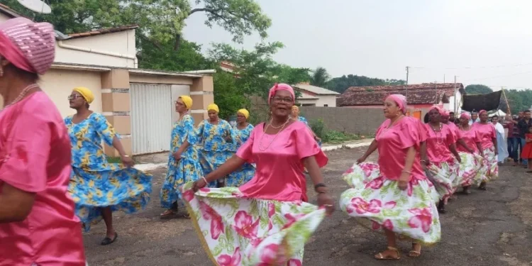 A apresentação das taieiras marca a celebração do cortejo do Reinado, na Festa de Nossa Senhora do Rosário, em Monte do Carmo - Crédito: Patrícia Maia/Governo do Tocantins