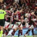 Flamengo amassa Vitória com goleada por 8 a 0 e segue líder do Brasileirão