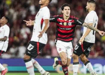 Pedro comemora um de seus gols na goleada sobre o Vitória, pelo Brasileirão • Gilvan de Souza/Flamengo