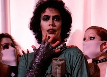 Tim Curry em cena de "The Rocky Horror Picture Show"  • Reprodução/Disney Studios