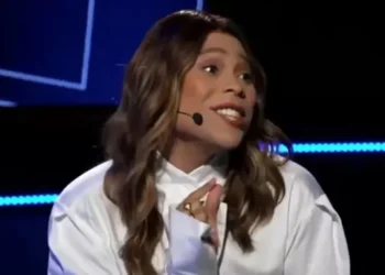 Blogueirinha debocha de briga com Paola Carosella em entrevista  • Reprodução / YouTube