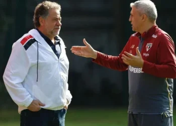 Julio Casares e Hernán Crespo durante treino no CT do São Paulo  • Divulgação/Julio Casares