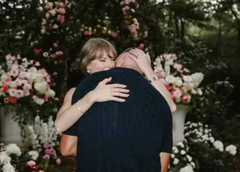 Taylor Swift e Travis Kelce anunciam noivado • Instagram/ Taylor Swift