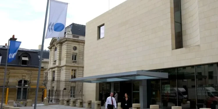 Sede da OCDE em Paris. • Foto: REUTERS/Charles Platiau