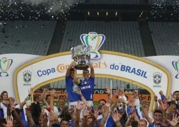 Maior campeão da competição, o Cruzeiro já levantou a taça da Copa do Brasil seis vezes: 1993, 1996, 2000, 2003, 2017 e 2018 • Acervo/CBF