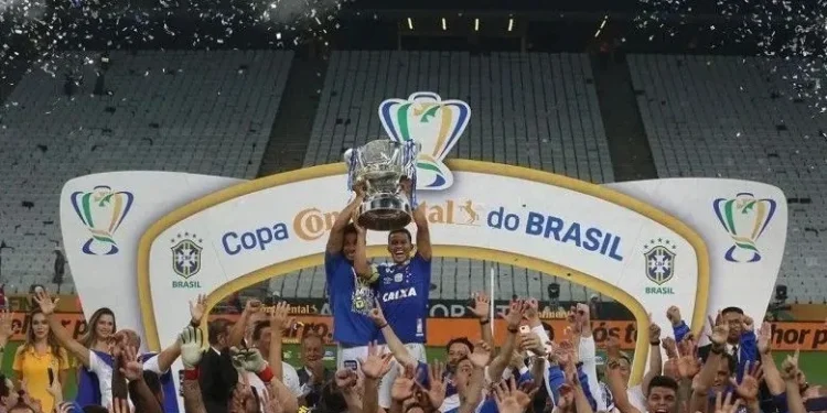 Maior campeão da competição, o Cruzeiro já levantou a taça da Copa do Brasil seis vezes: 1993, 1996, 2000, 2003, 2017 e 2018 • Acervo/CBF