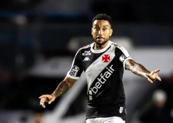 Jair, volante do Vasco, durante partida  • Divulgação/Jair