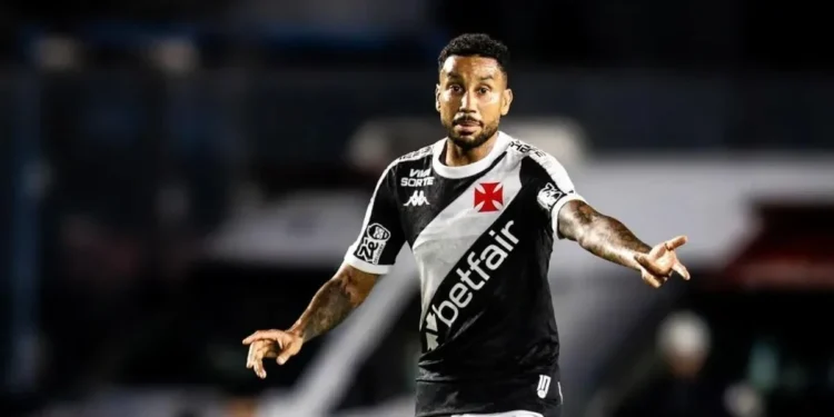 Jair, volante do Vasco, durante partida  • Divulgação/Jair