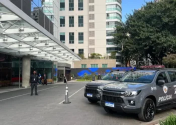 Forças de segurança cumpriram ordens judiciais na Avenida Faria Lima, núcleo financeiro de São Paulo, durante a Operação Carbono Oculto. • CNN