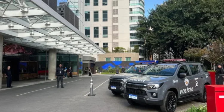 Forças de segurança cumpriram ordens judiciais na Avenida Faria Lima, núcleo financeiro de São Paulo, durante a Operação Carbono Oculto. • CNN