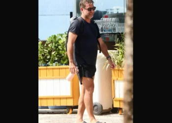 Galã dos anos 1990 curte praia no Rio; veja fotos