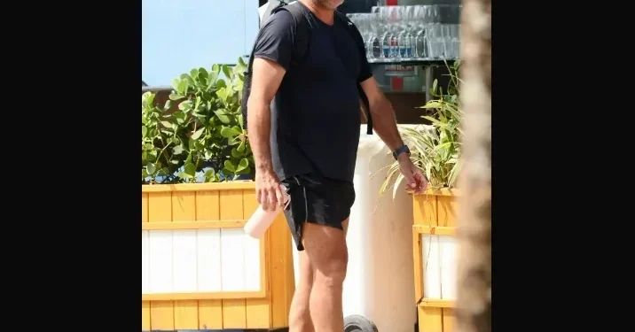 Thierry Figueira em praia no Rio de Janeiro • Dan Delmiro/ Agnews