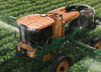 A partir do primeiro semestre de 2026, os autopropelidos da Stara terão a opção de serem equipados com kits Starlink, diretamente de fábrica — Foto: Divulgação