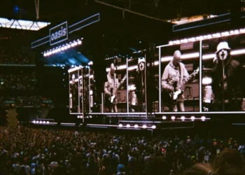 Oasis durante show no Wembley Stadium, em Londres, em momento da turnê de reunião da banda • CNN