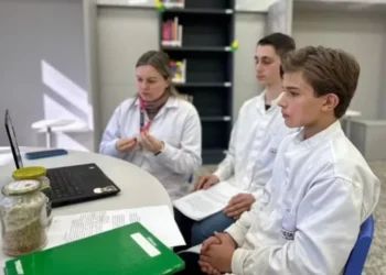 A professora Jessica Pandini Klauck orienta a pesquisa dos jovens João Pedro Decarli e Leonardo Schroder Volkweis — Foto: Biopark/Divulgação