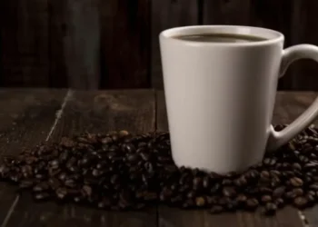 xícara de café - grãos de café — Foto: Toni Cuenca/Pexels