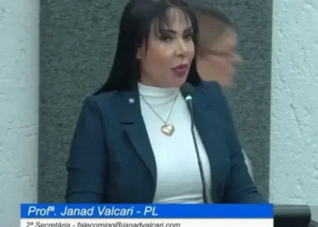 Deputada Janad Valcari na tribuna para anunciar que é oposição a Wanderlei (Foto: Reprodução)