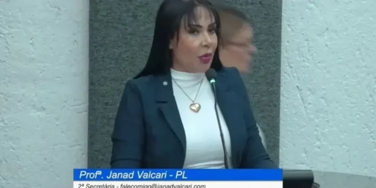 Deputada Janad Valcari na tribuna para anunciar que é oposição a Wanderlei (Foto: Reprodução)