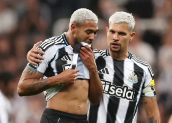 Joelinton lamenta lesão e deixa o campo contra o Liverpool  • George Wood/Getty Images