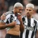 Joelinton lamenta lesão e deixa o campo contra o Liverpool  • George Wood/Getty Images