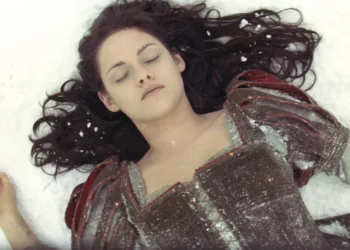 Kristen Stewart em "Brana de Neve e o Caçador" (2012) • Divulgação/ 2012 - Universal Pictures