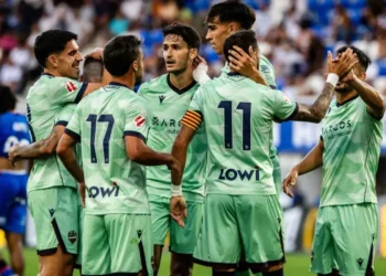 Jogadores do Levante durante partida contra o AJ Auxerre • Reprodução/Levante UD