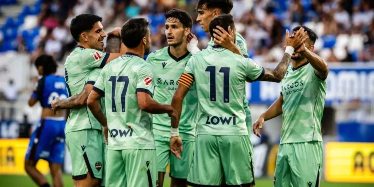 Jogadores do Levante durante partida contra o AJ Auxerre  • Reprodução/Levante UD