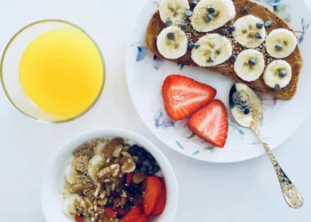 Especialistas revelam qual é o melhor horário para tomar café da manhã e como essa refeição pode impactar energia, metabolismo e saúde. • Pexels