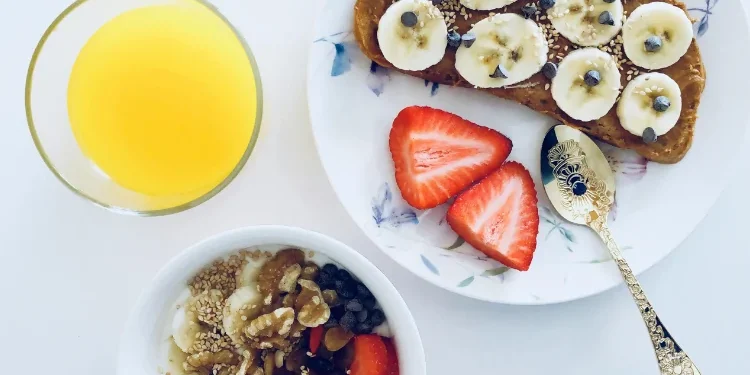 Especialistas revelam qual é o melhor horário para tomar café da manhã e como essa refeição pode impactar energia, metabolismo e saúde. • Pexels