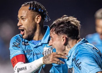 Neymar comemora com companheiro de Santos a vitória sobre o Juventude pelo Brasileiro • Raul Baretta/ Santos FC