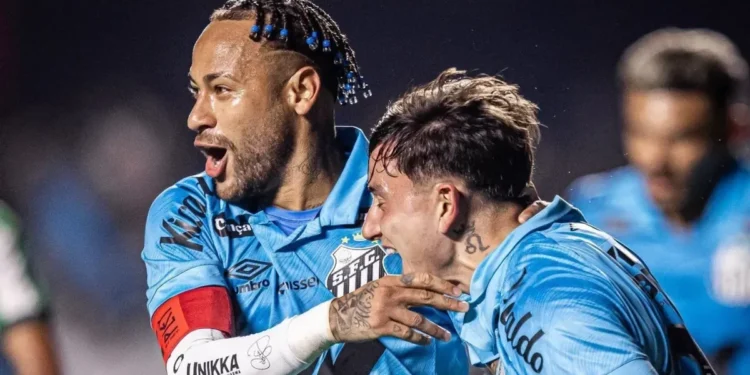 Neymar comemora com companheiro de Santos a vitória sobre o Juventude pelo Brasileiro  • Raul Baretta/ Santos FC