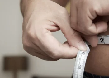 Estudo mostrou que acúmulo de gordura na região abdominal associado à fraqueza muscular agrava risco de síndrome metabólica  • Ableimages/Getty Images