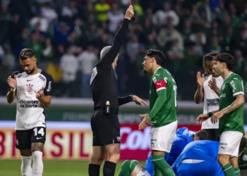 Anderson Daronco expulsa Aníbal Moreno após cabeçada em Martínez • Riquelve Nata/Sports Press Photo/Getty Images