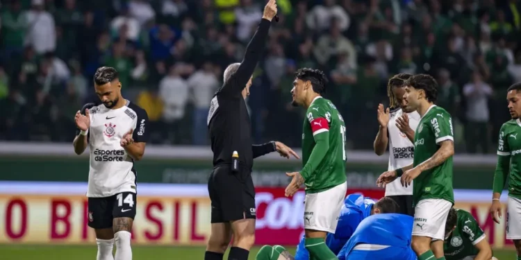 Aníbal quebra o silêncio após expulsão decisiva em Palmeiras x Corinthians